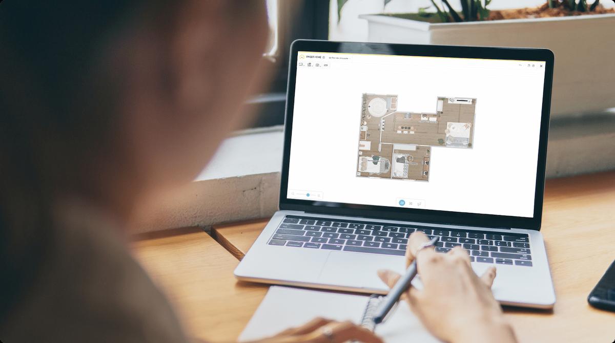 A person on a computer working on a 2D plan on the Homebyme planner desktop version