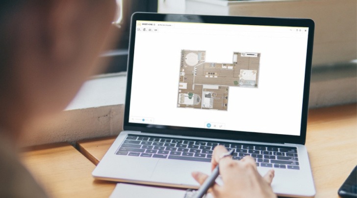 A person on a computer working on a 2D plan on the Homebyme planner desktop version